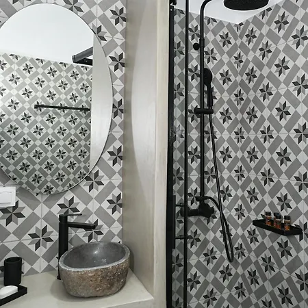 The Friend's House Milos Triovasálos